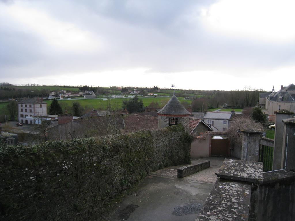 Le Logis Des Tourelles Beaupréau-en-Mauges Exterior photo